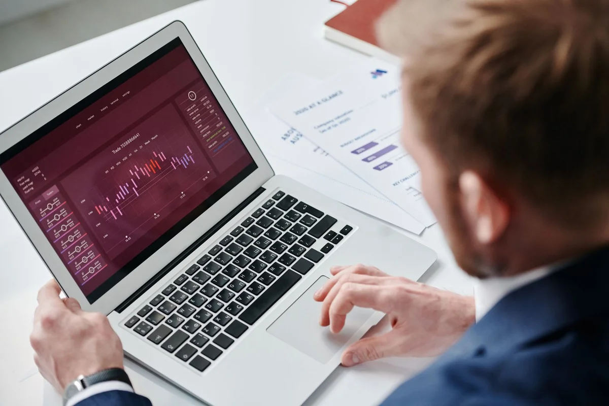 Persona analizando datos comerciales en un panel de CRM en la pantalla de un portátil