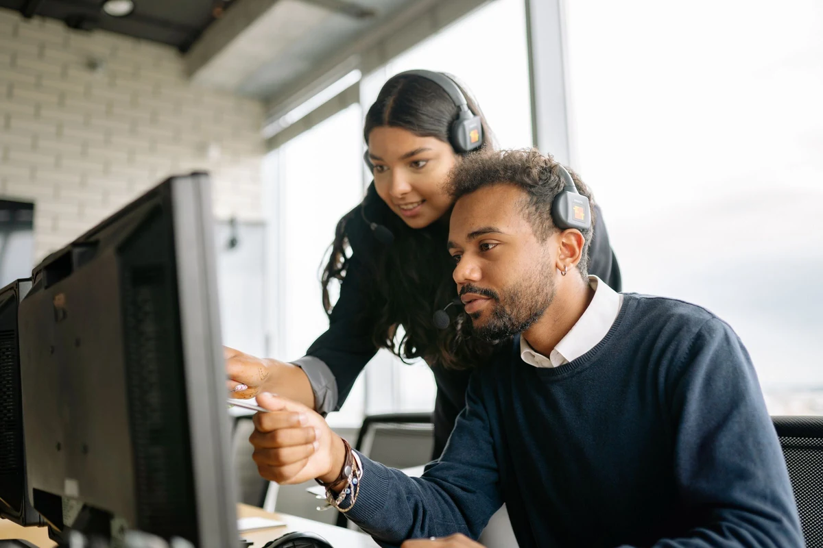 Dos profesionales analizando métricas de ventas en un monitor