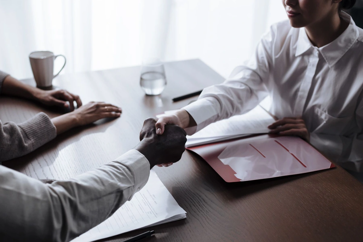 Cierre de acuerdo con un cliente B2B recuperado tras la reactivación