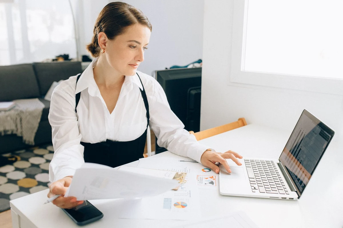 Comercial revisando los resultados de ventas en la pantalla de su escritorio.