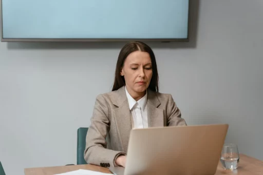 Comercial B2B buscando perfiles de decisores en un portatil
