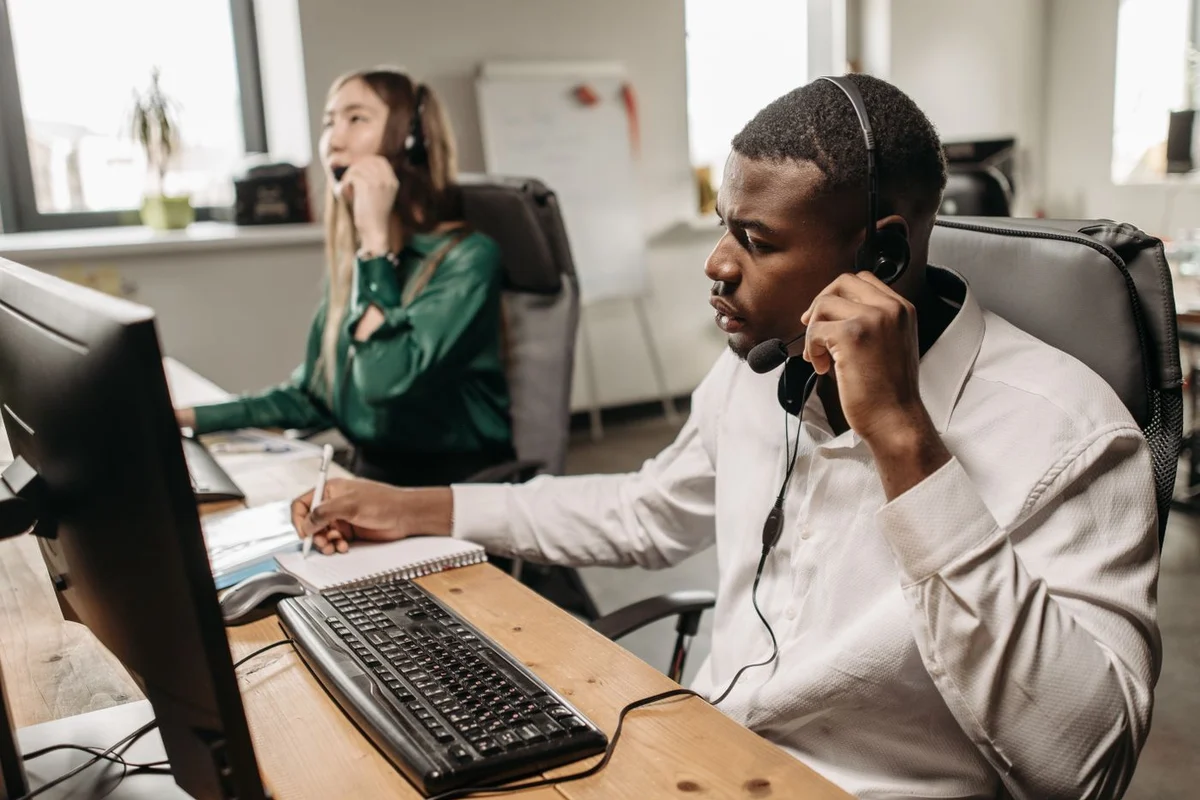 Comercial B2B prospectando por teléfono en una llamada de desarrollo de negocio