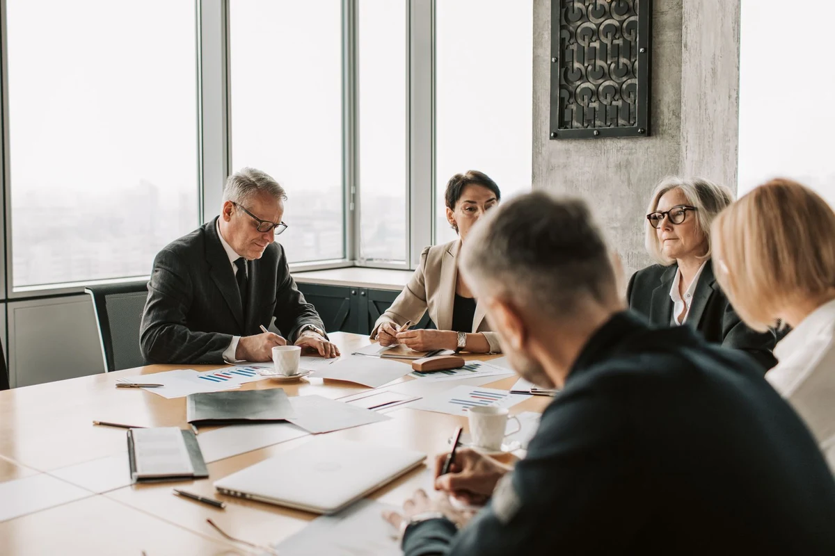 Equipo directivo B2B reunido tomando una decisión de compra