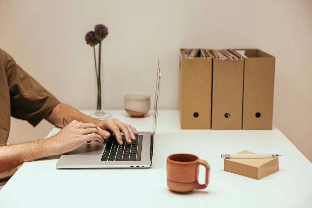 Profesional creando contenido de blog para atraer clientes B2B