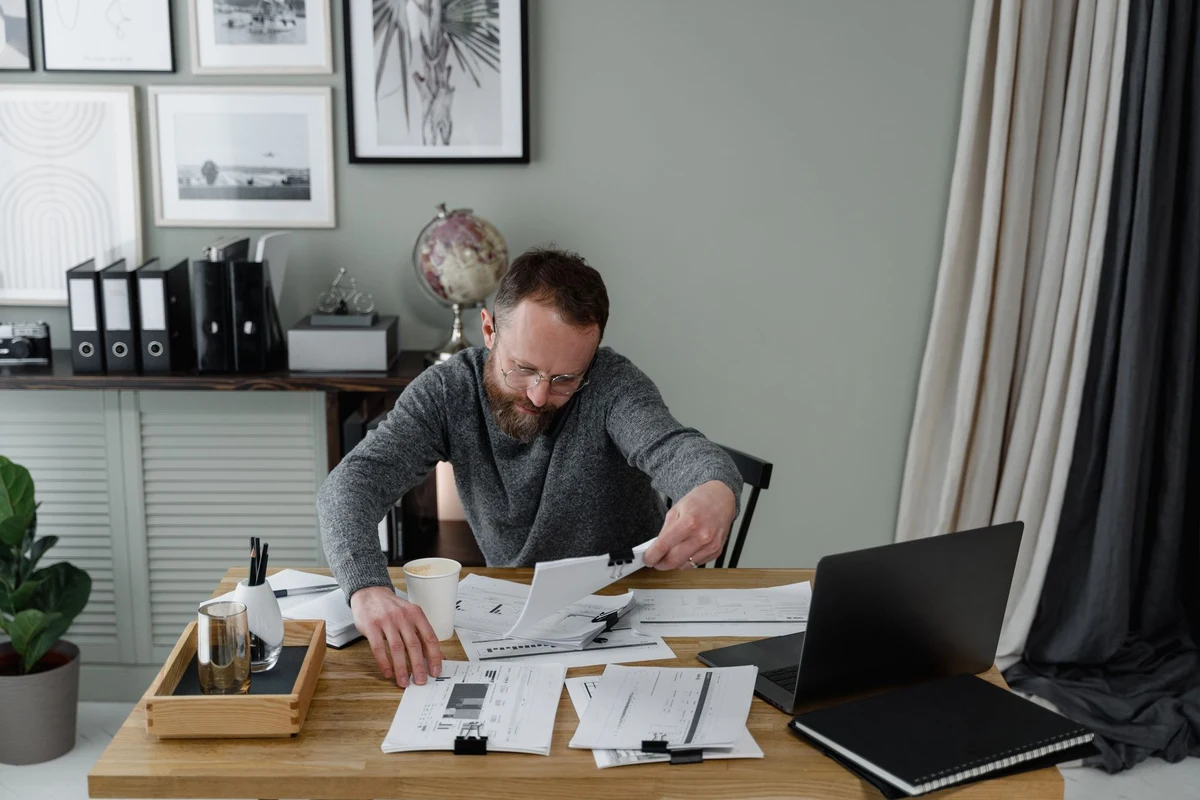 Directivo comercial externo analizando el plan de ventas de una pyme B2B