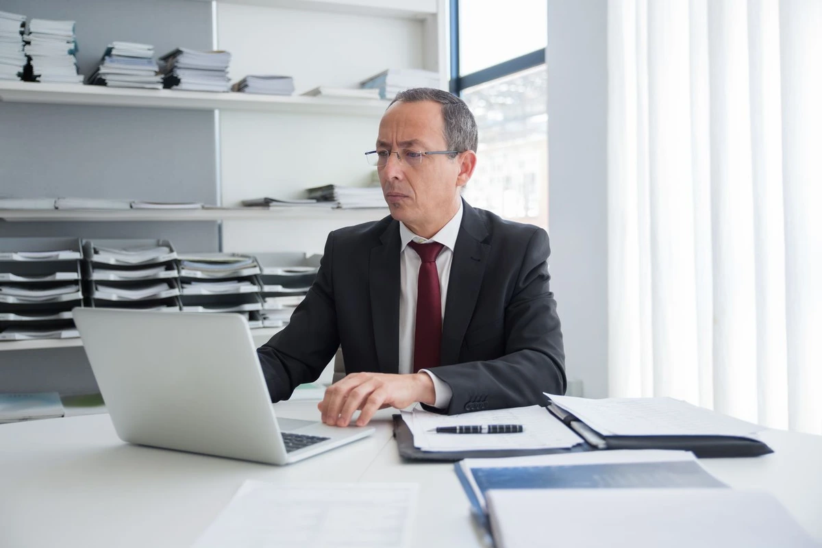 Director comercial revisando el pipeline de ventas en su portátil