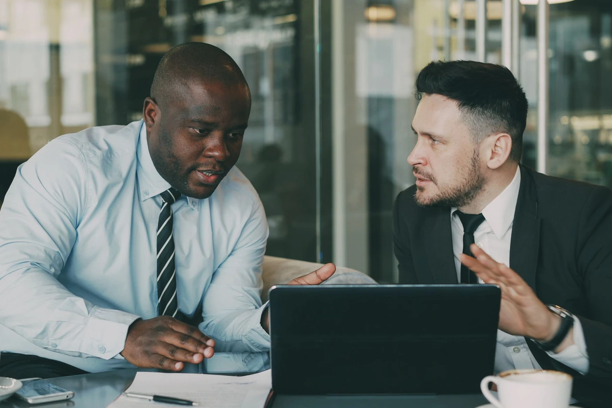 Directores comerciales evaluando qué tipo de CRM elegir
