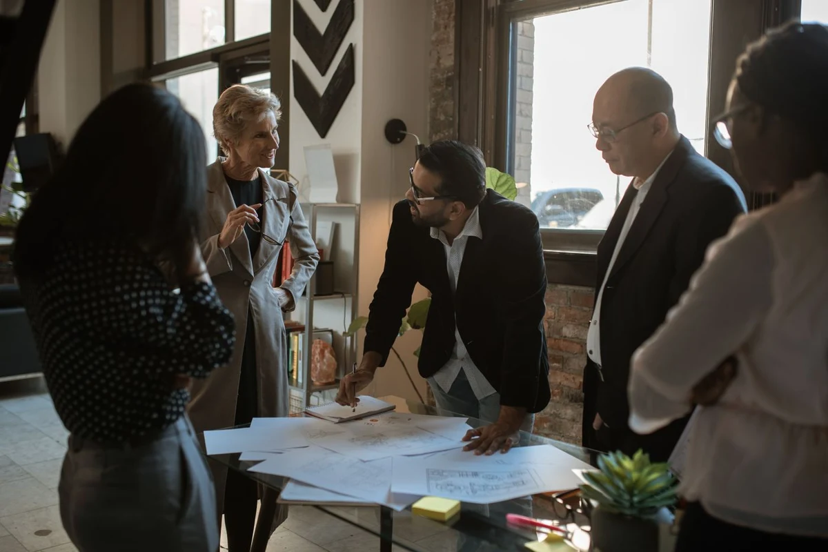 Equipo comercial analizando sus resultados de ventas en una reunión