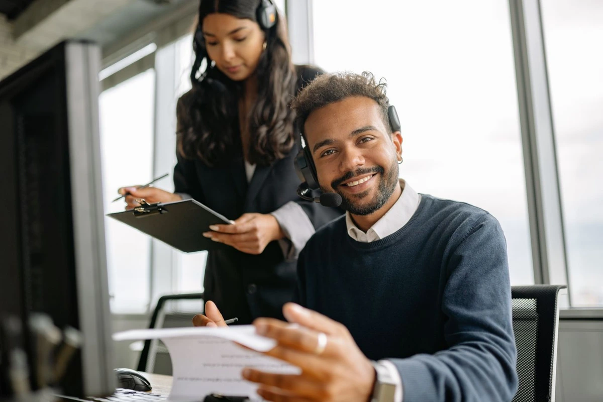 Equipo comercial B2B gestionando objeciones en llamadas en frío