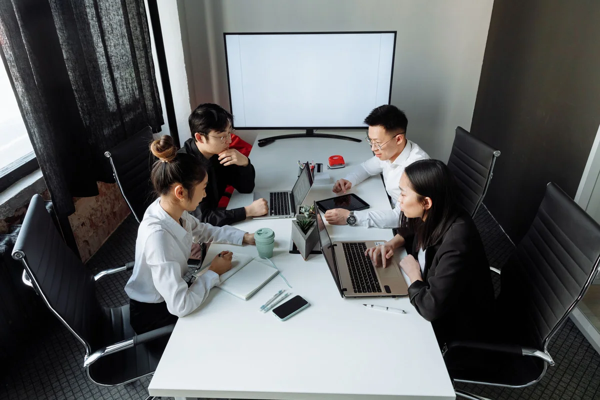 Equipo comercial B2B analizando resultados de ventas en una reunión