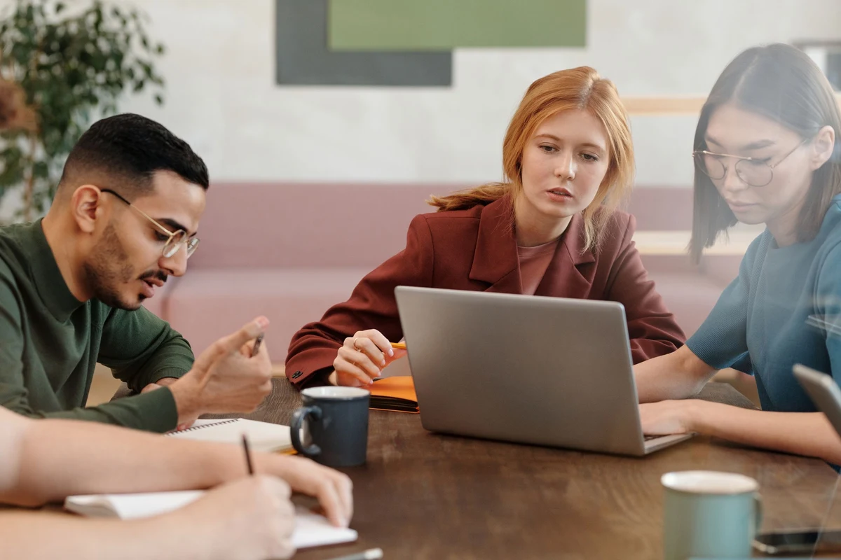 Equipo comercial evaluando en una reunión qué oportunidades de venta priorizar
