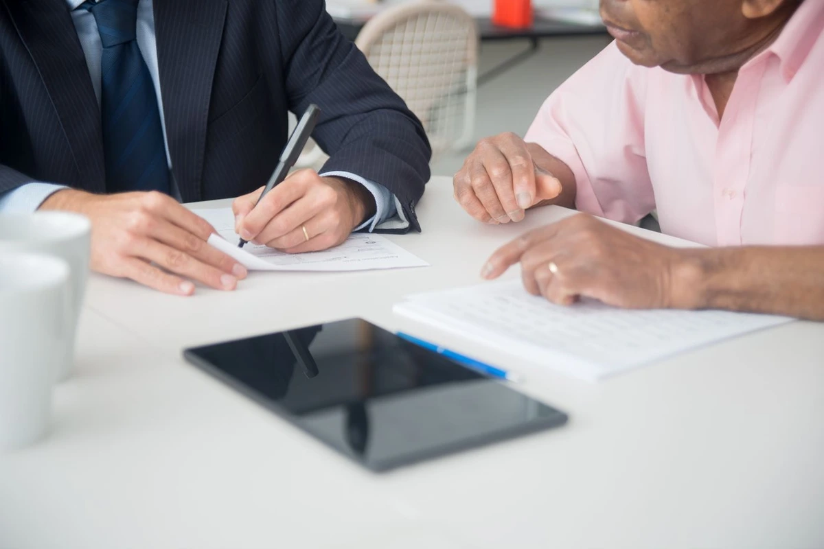 Firma de un contrato comercial tras cerrar la negociación