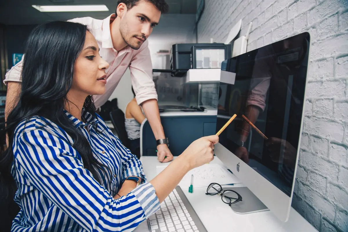Responsable de ventas revisando el CRM y el pipeline con un miembro del equipo de inside sales
