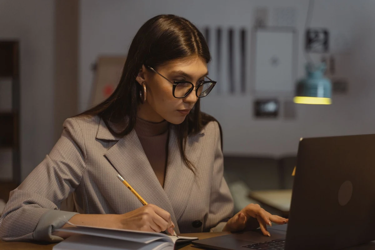 Profesional revisando la operación comercial para implementar RevOps