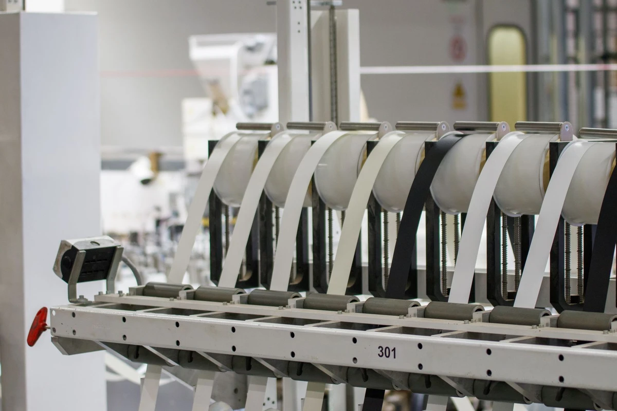 Interior de una nave industrial de fabricación con líneas de producción