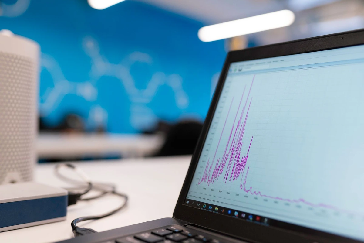 Panel de indicadores de ventas con gráficos y cifras mostrado en la pantalla de un ordenador portátil