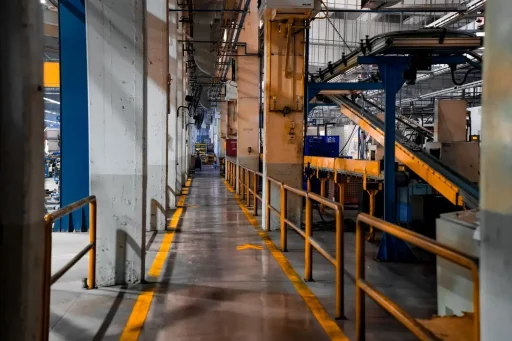Interior de una nave industrial de fabricación con líneas de producción