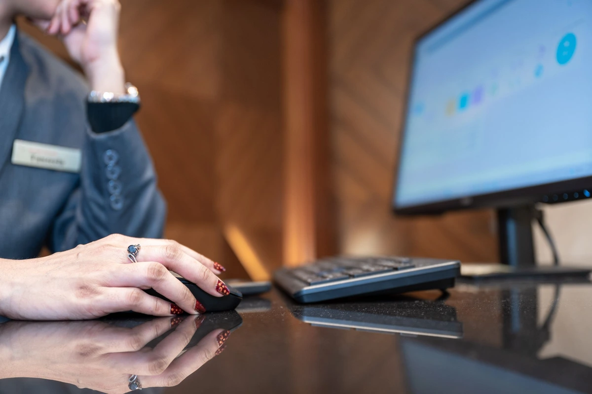 Profesional analizando la conversion de leads en un CRM