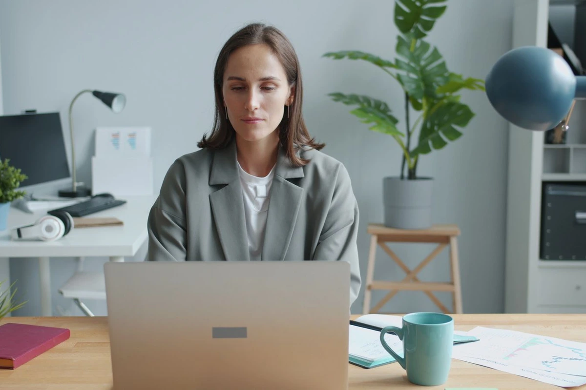 Profesional de marketing B2B gestionando canales digitales desde su portátil