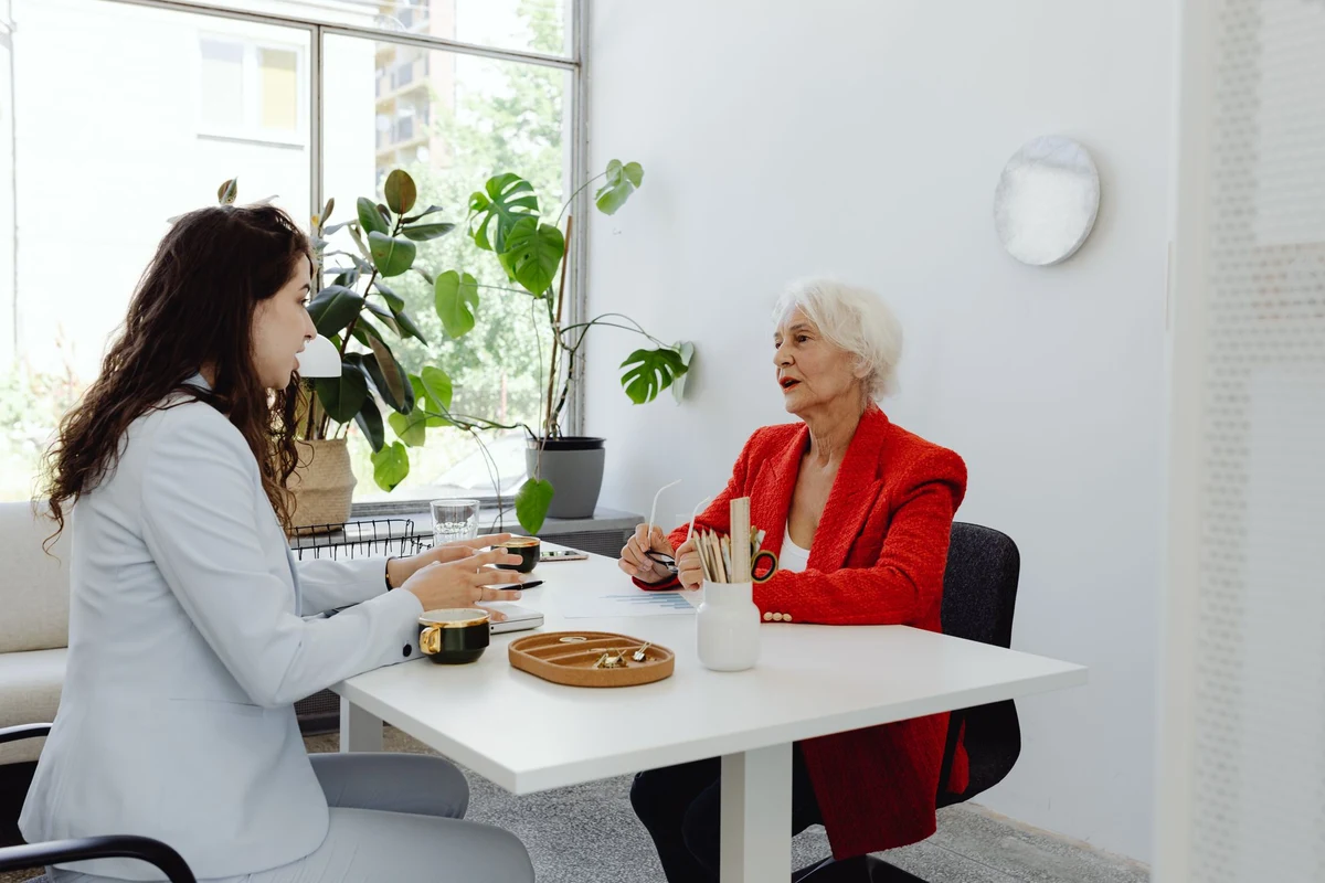 Dirección de una pyme B2B valorando contratar un director comercial externo