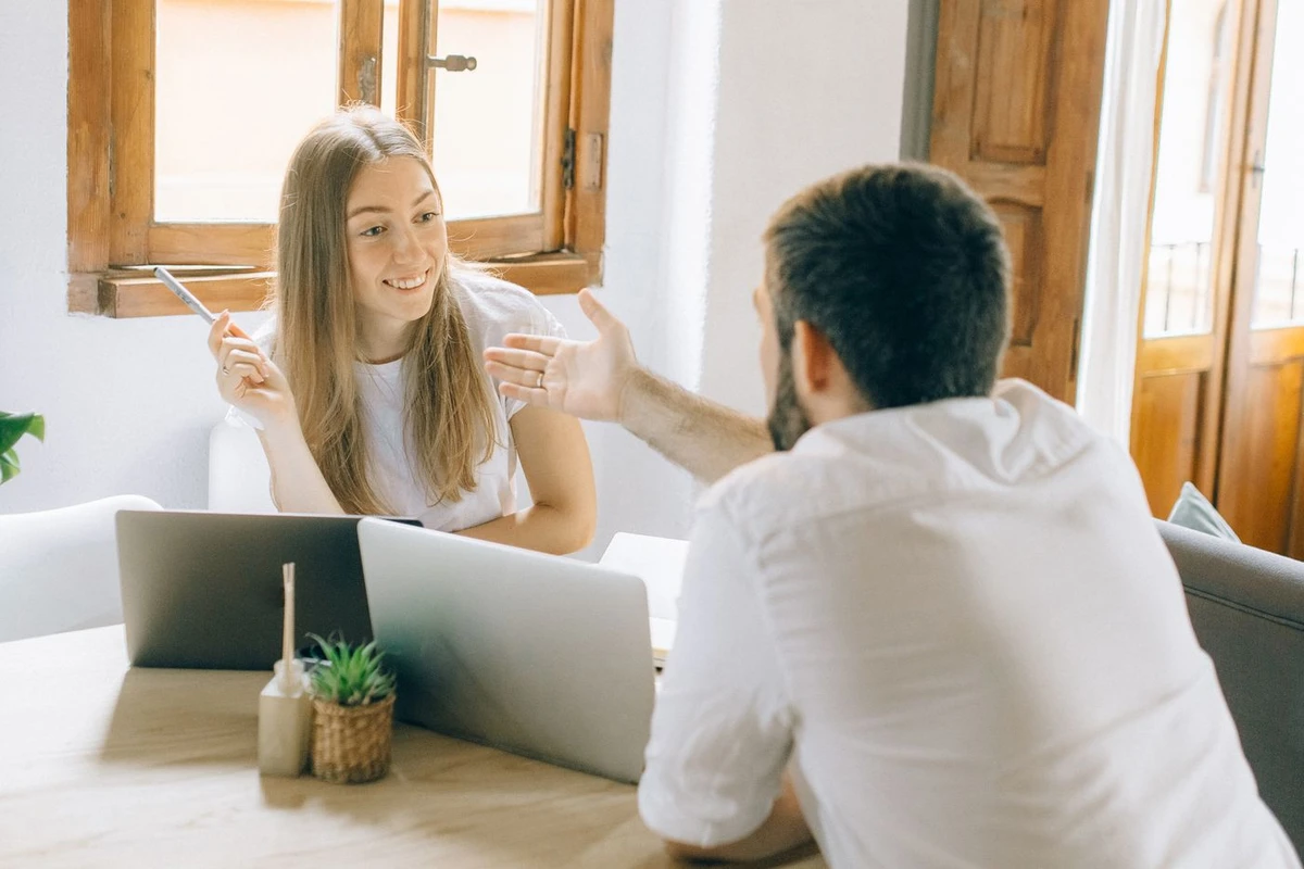 Dirección de una pyme B2B decidiendo cómo estructurar su equipo de prospección