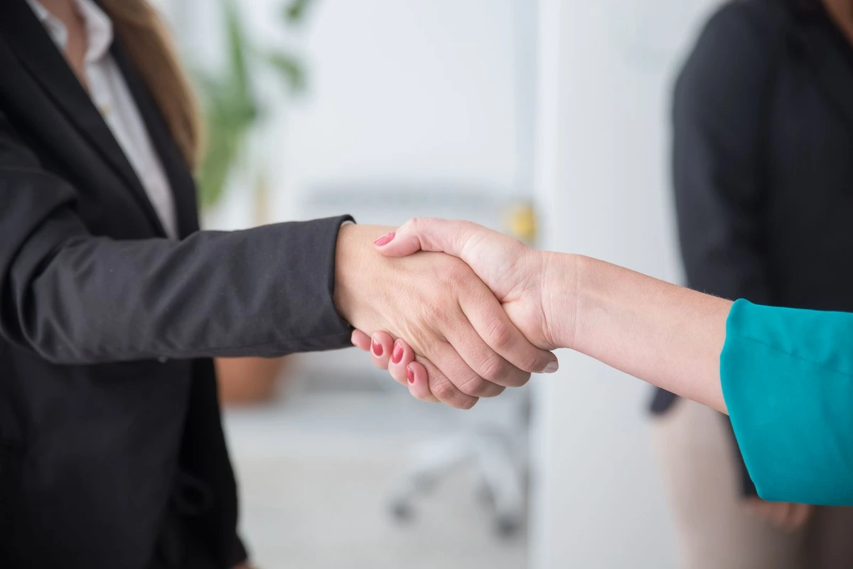 Dos profesionales en una primera reunión comercial B2B
