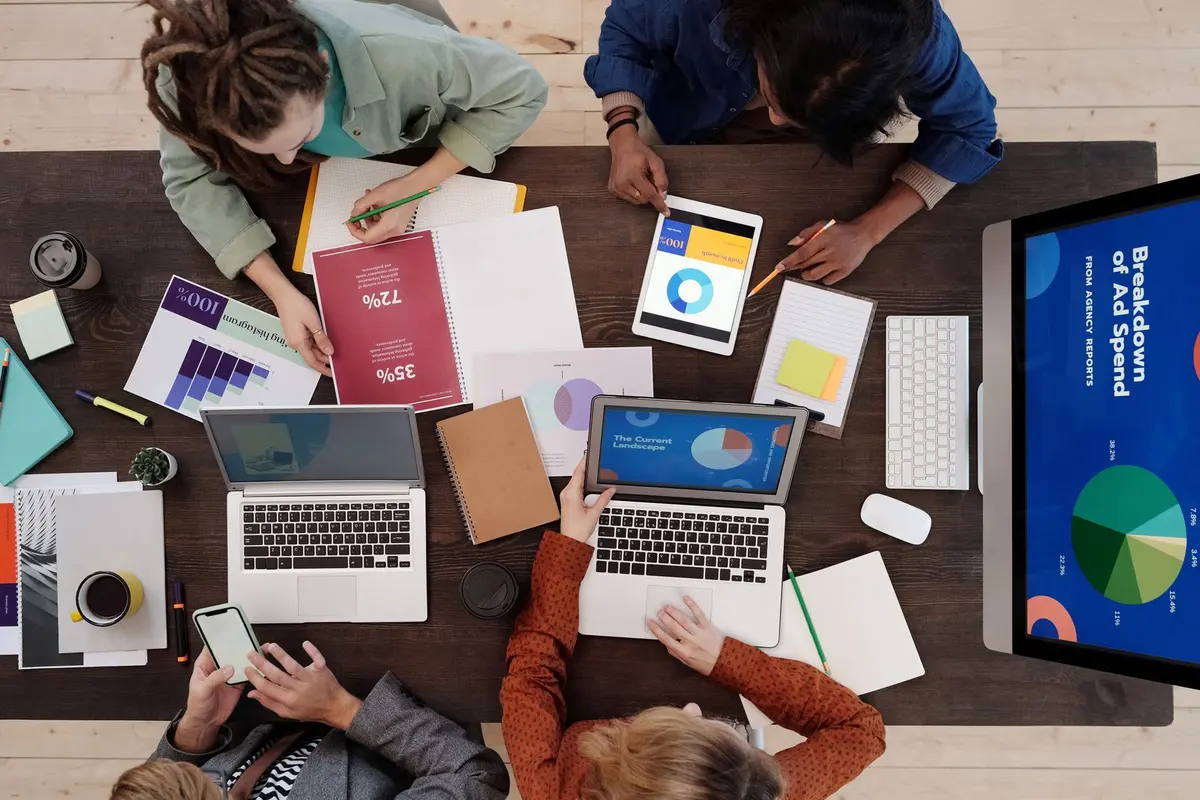Responsables de una empresa analizando datos para decidir qué externalizar